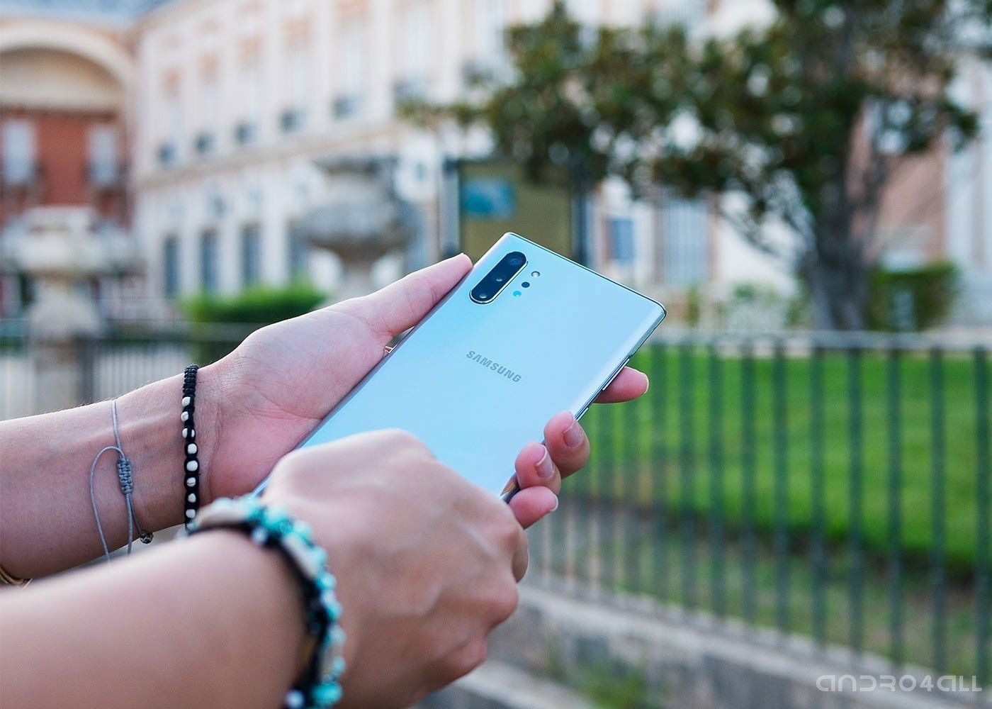 Trasera en mano, Note 10