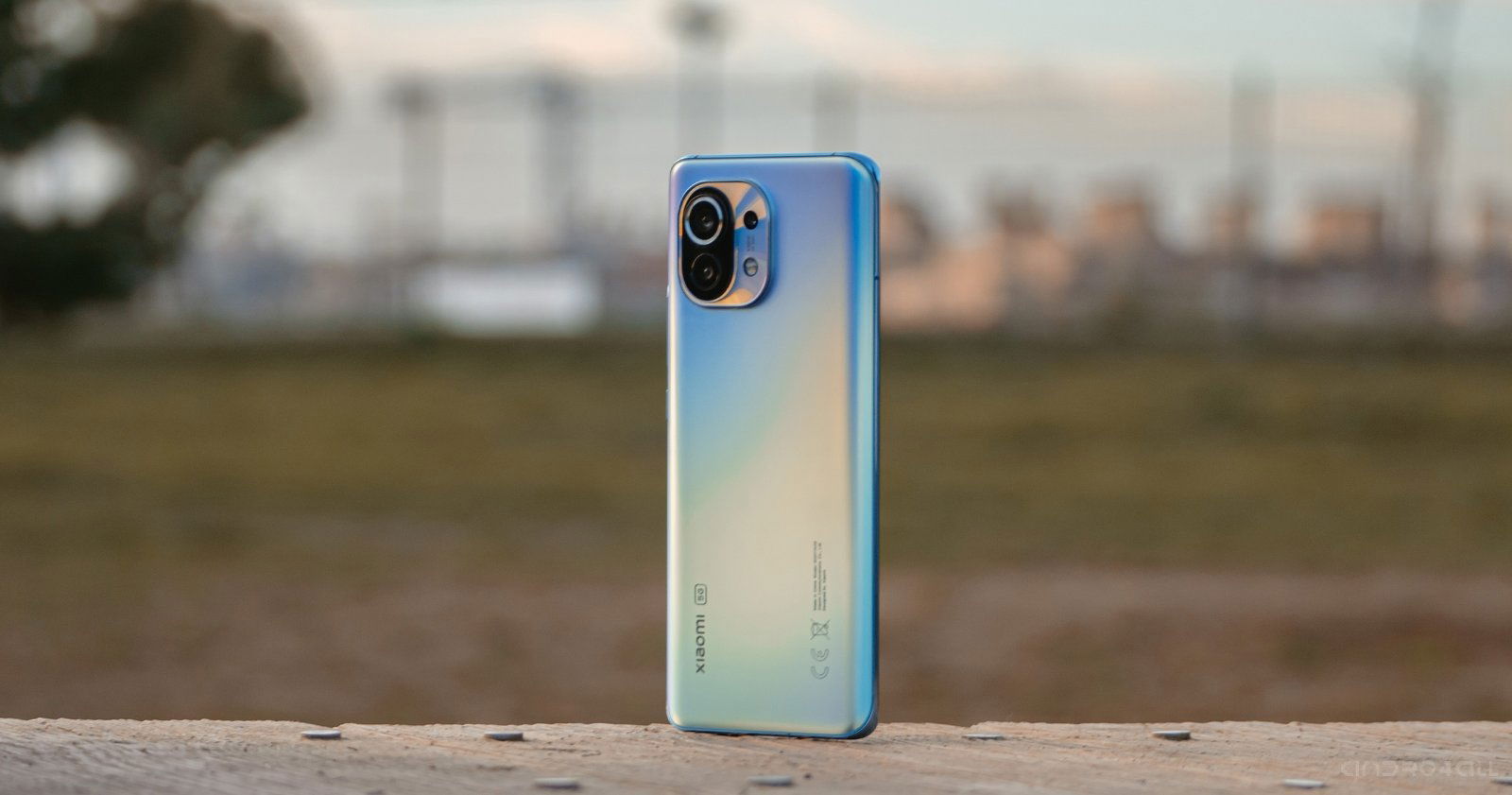 Trasera del Xiaomi Mi 11 en color azul