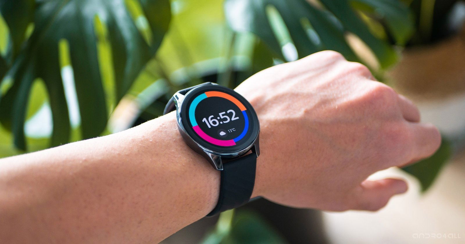 OnePlus Watch en la muñeca