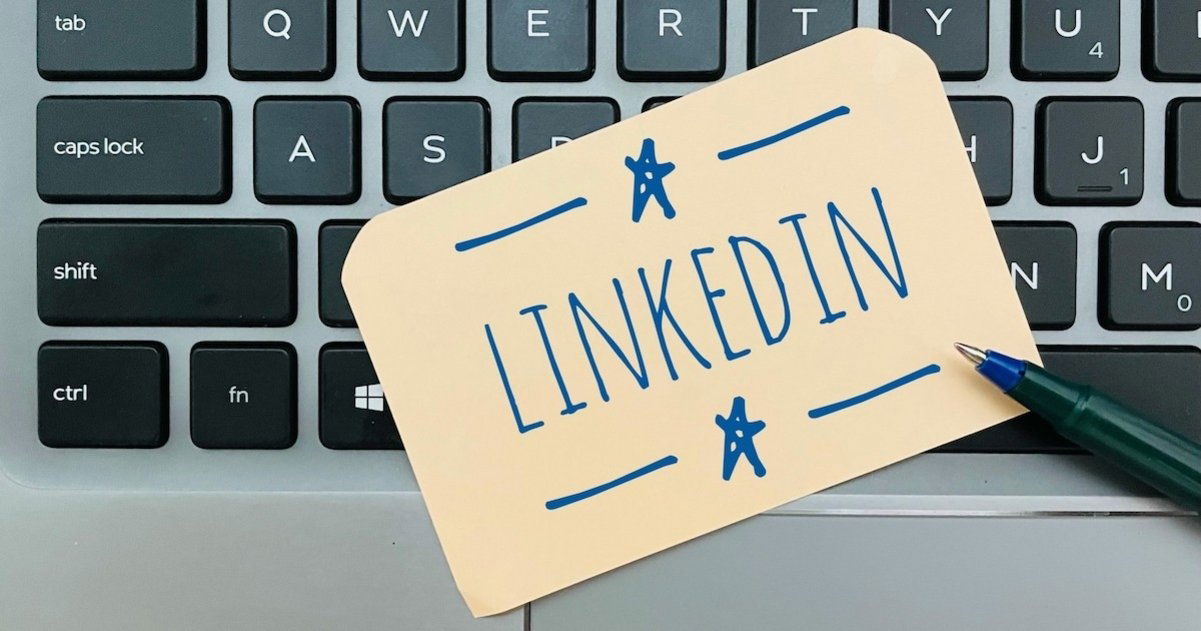 Tarjeta con palabra LinkedIn sobre un teclado