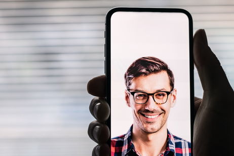 Cómo hacerse fotos carnet con el móvil y en casa