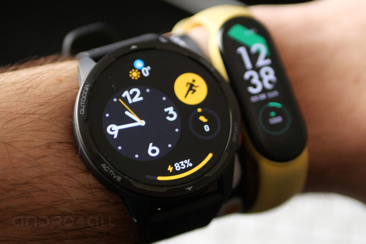 Xiaomi Watch S1 Active en la muñeca junto a Mi Band 6
