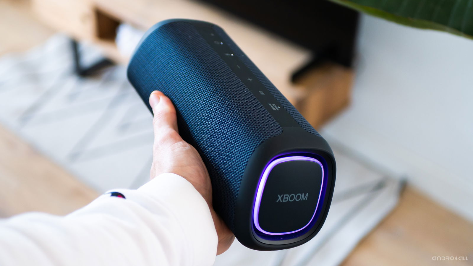 Altavoz LG XBOOM Go en la mano