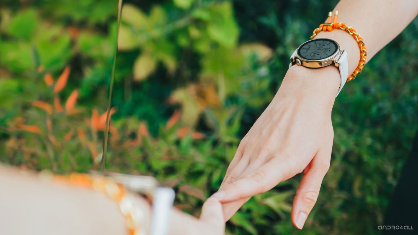 Huawei Watch GT 4 dorado en la mano