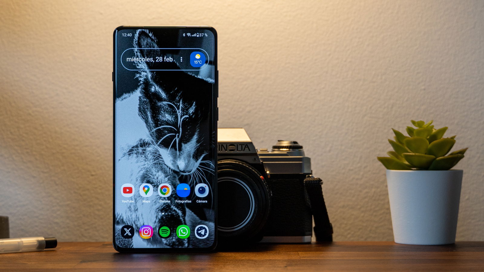 El OnePlus 12 en color negro Fotografía de Ilan Cherre