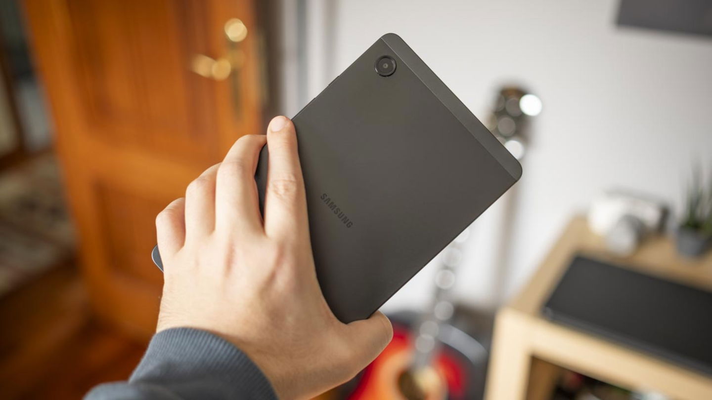 Trasera de la Samsung Galaxy Tab A9 en vertical con una mano de un hombre