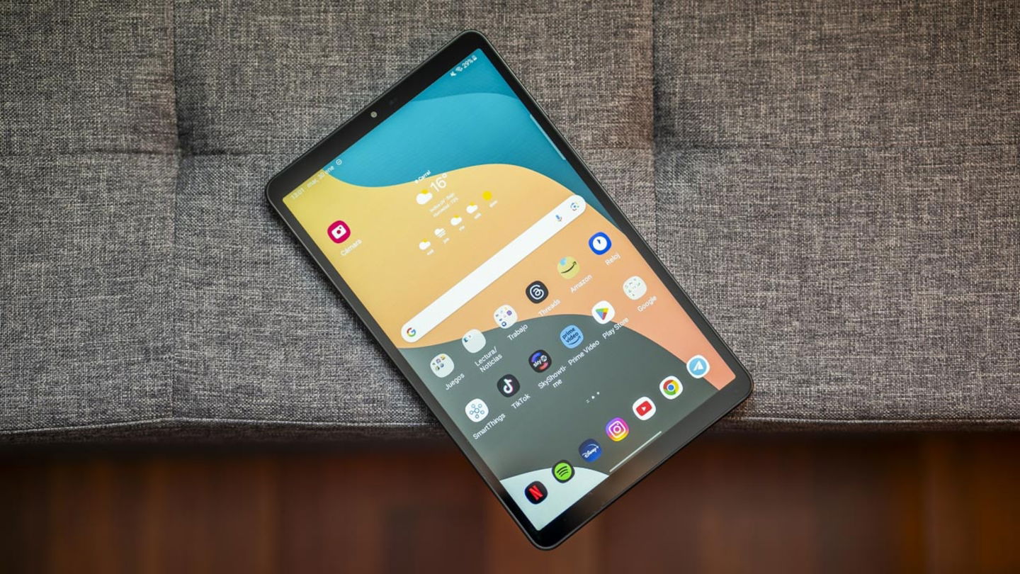 Samsung Galaxy Tab A9 sobre un asiento gris