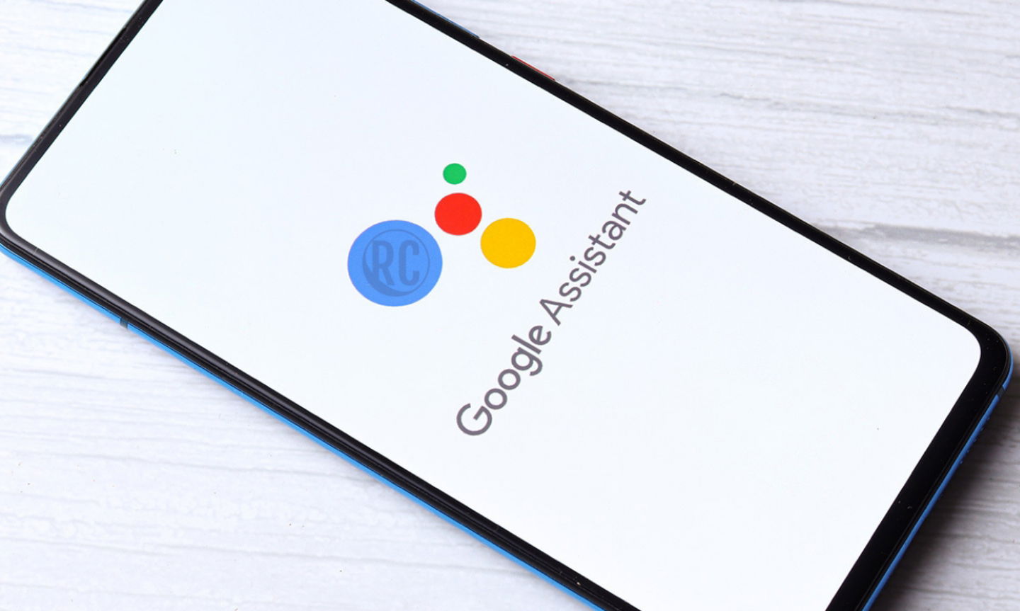 Móvil con el asistente de Google en la pantalla