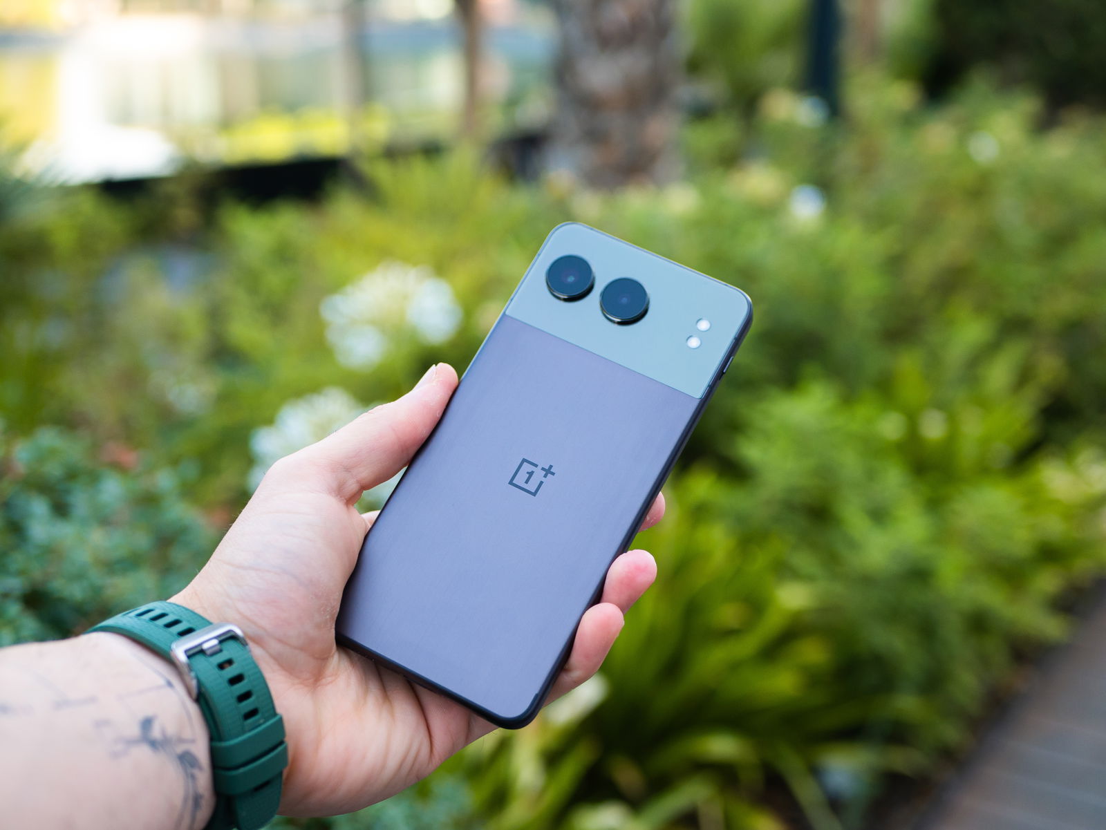 Parte trasera del OnePlus Nord 4 de ccolor negro